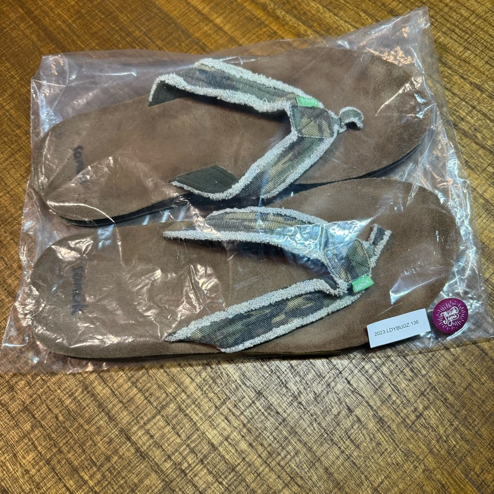 EUC - Sanuk Men’s Flip Flops Size 13 Distressed camouflage print - Picture 8 of 9